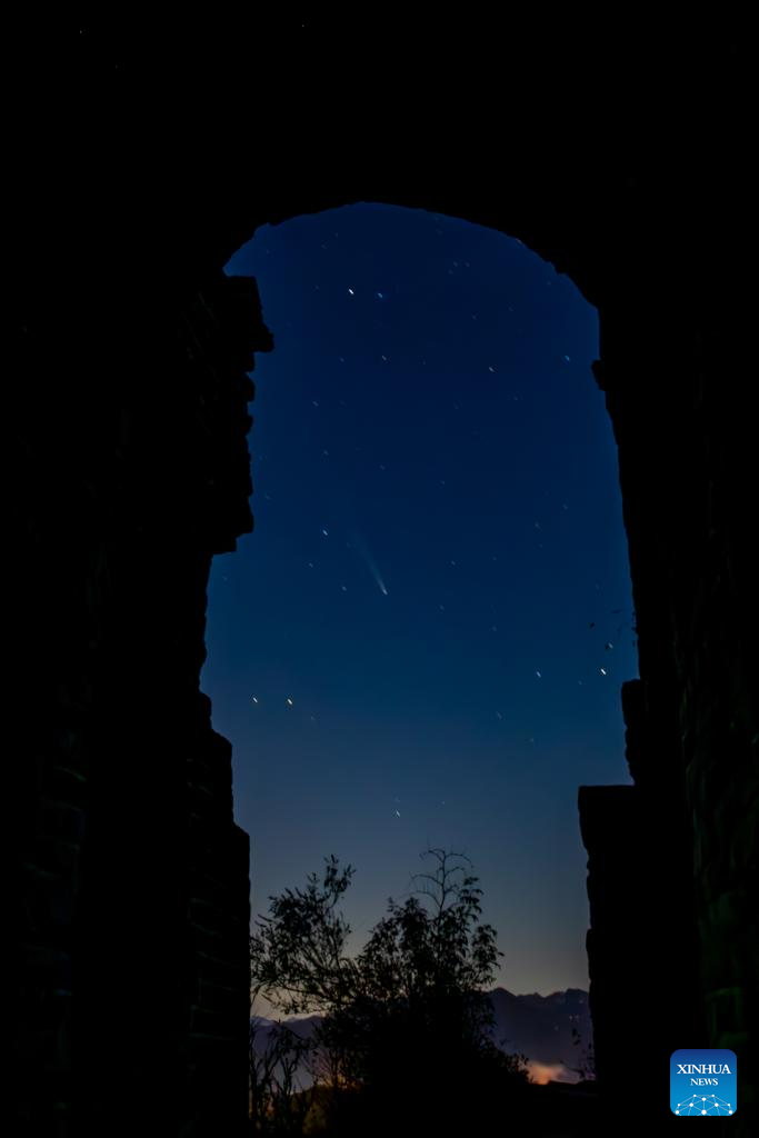 Comet C/2023 A3 seen above Great Wall in Beijing(图7)