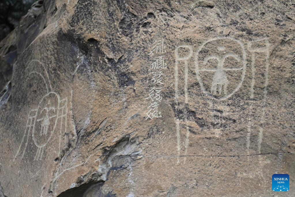 Tourists visit Helan Mountain rock painting scenic spot in Chinas Ningxia(图1)