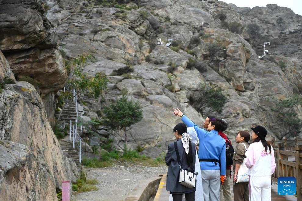 Tourists visit Helan Mountain rock painting scenic spot in Chinas Ningxia(图3)