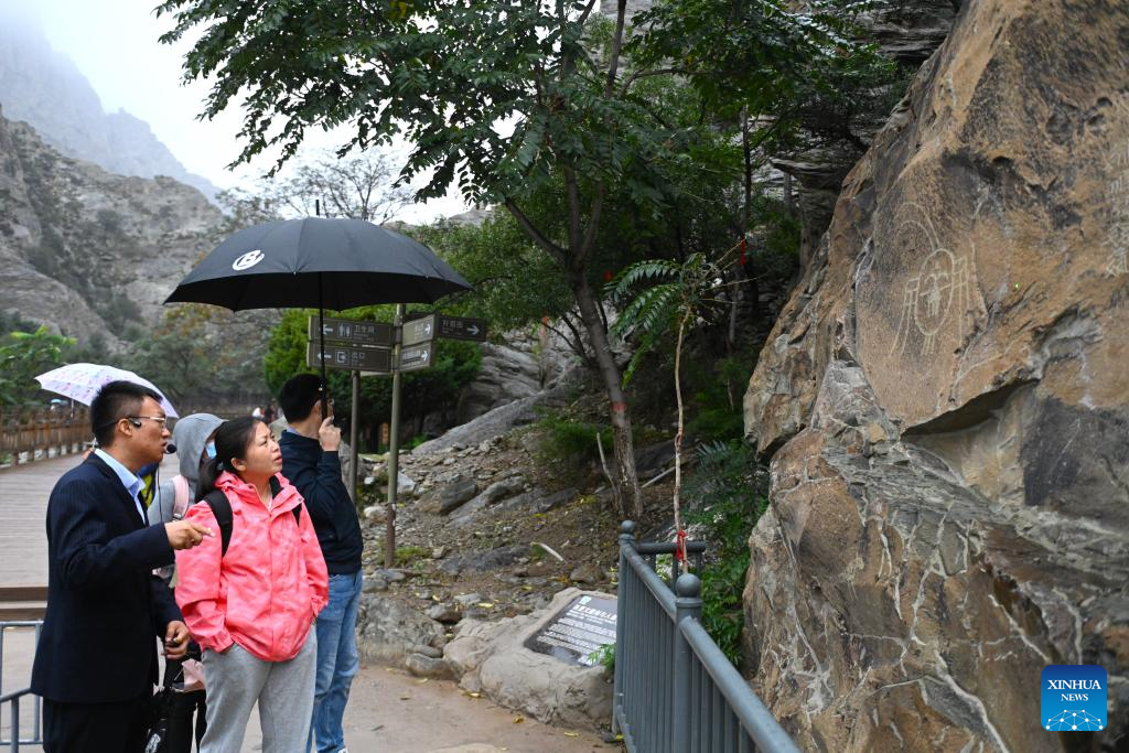 Tourists visit Helan Mountain rock painting scenic spot in Chinas Ningxia(图4)