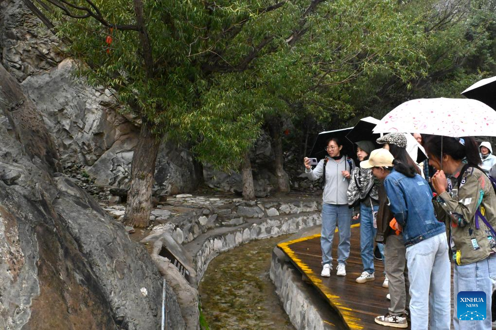 Tourists visit Helan Mountain rock painting scenic spot in Chinas Ningxia(图5)