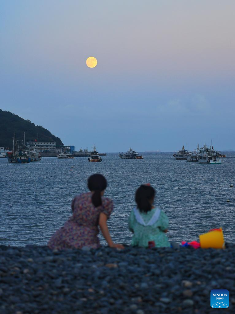 Full moon shines on night of Mid-Autumn Festival in China(图11)