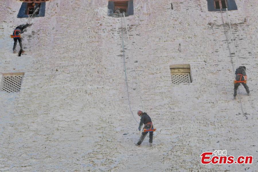 Potala Palace undergoes annual whitewash(图2)