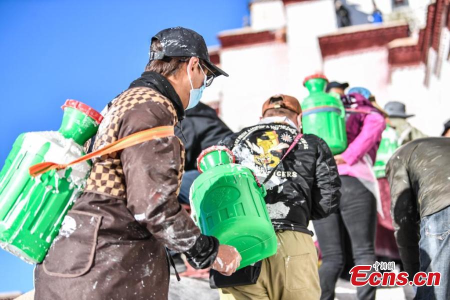 Potala Palace undergoes annual whitewash(图4)