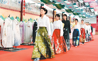 Traditional Chinese costumes fuel consumption growth(图3)