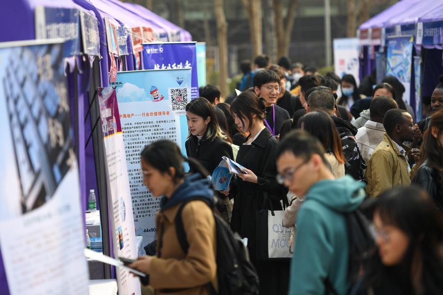 Graduates entering domestic services sector by choice(图1)