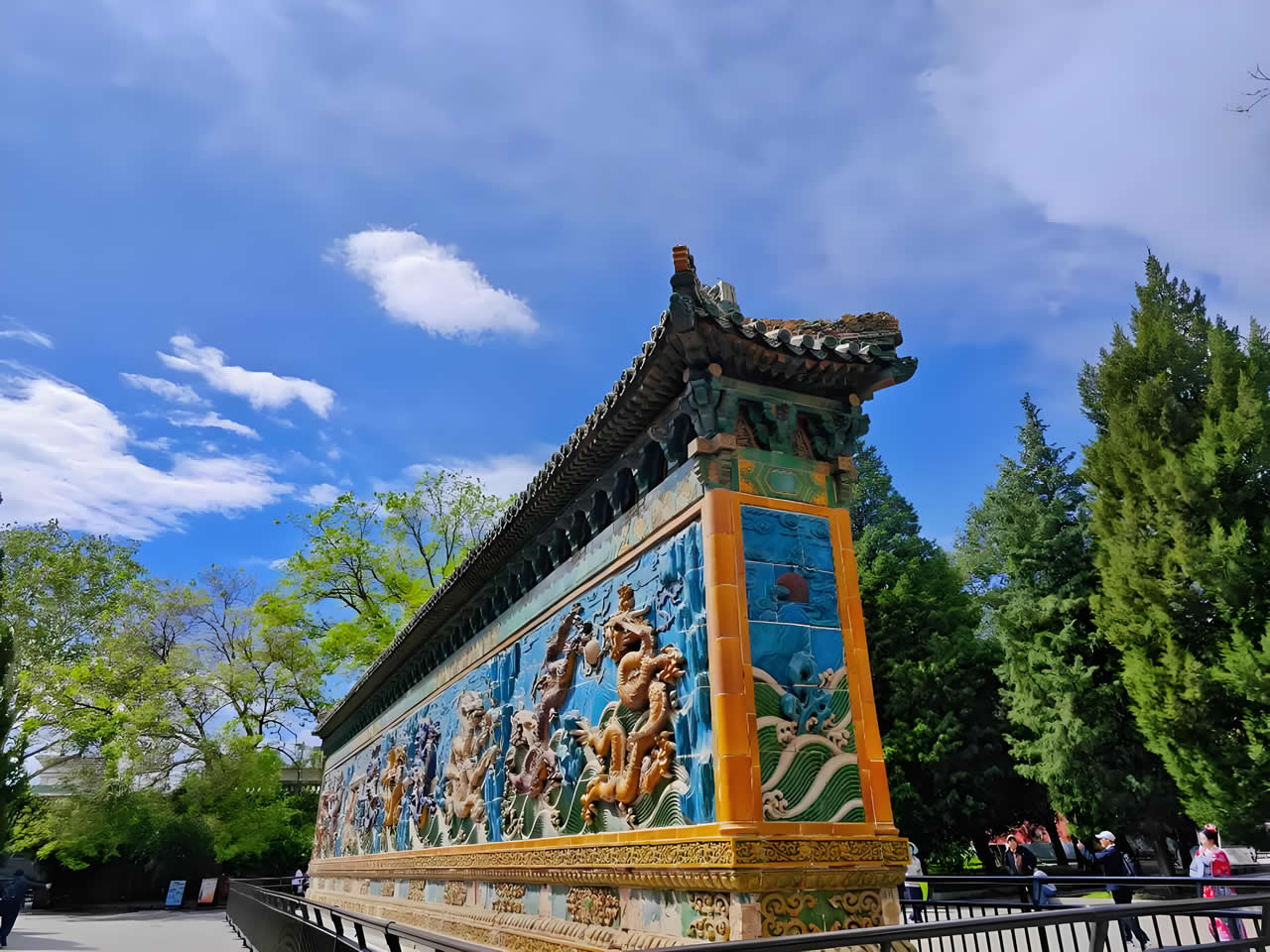 Beihai Park Travel Guide: Royal Gardens Not to be Missed(图2)